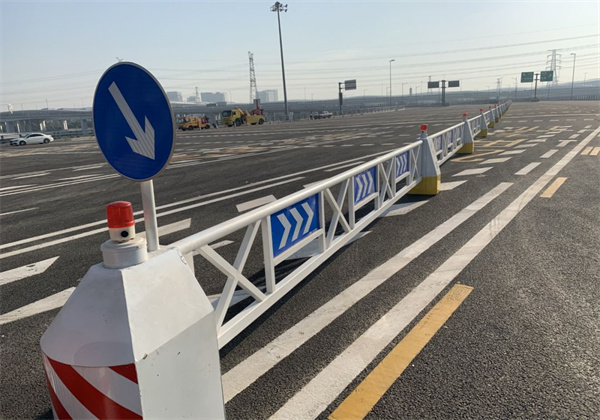 高速口 100米 潮汐车道